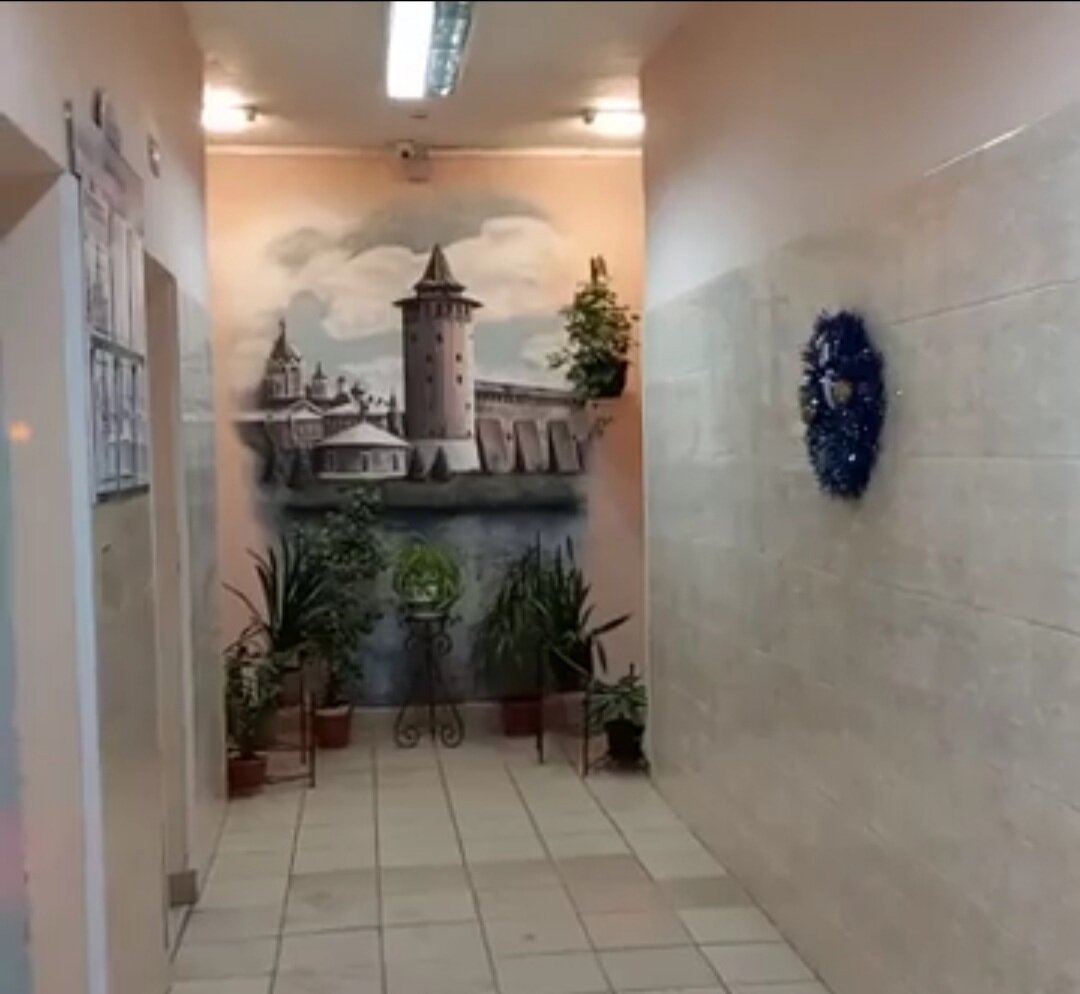 1й этаж нашего дома. И в каждом корпусе свой цвет плитки на полу, стенах, картины и цветы.