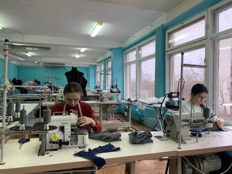    В Оренбурге студентки колледжа шьют для военных теплые толстовки Елена Шкатова
