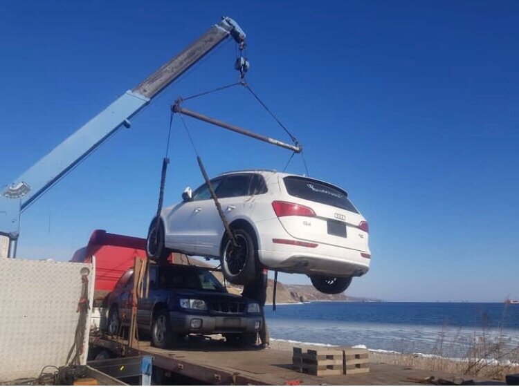 Погрузка доноров из Японии на площадку автовоза