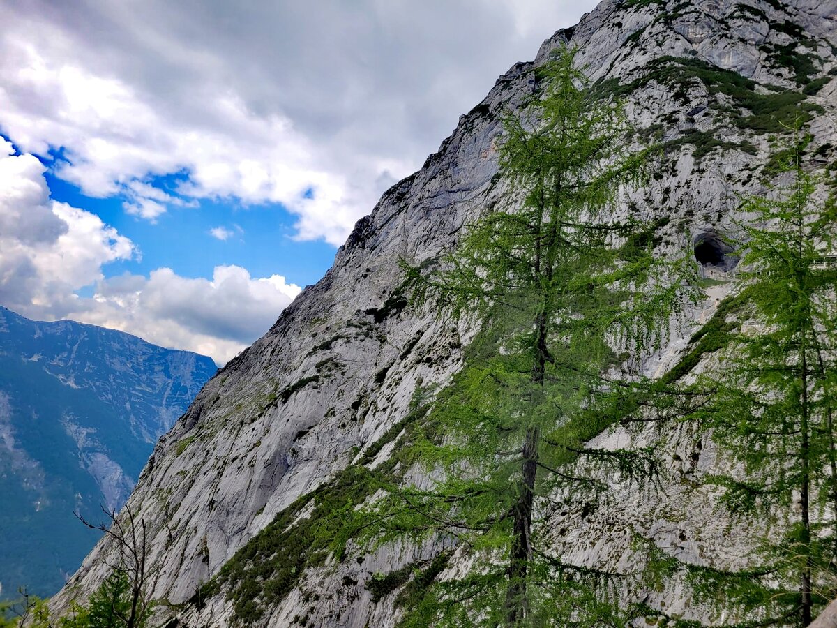Углубление справа на горе - вход в пещеру) 