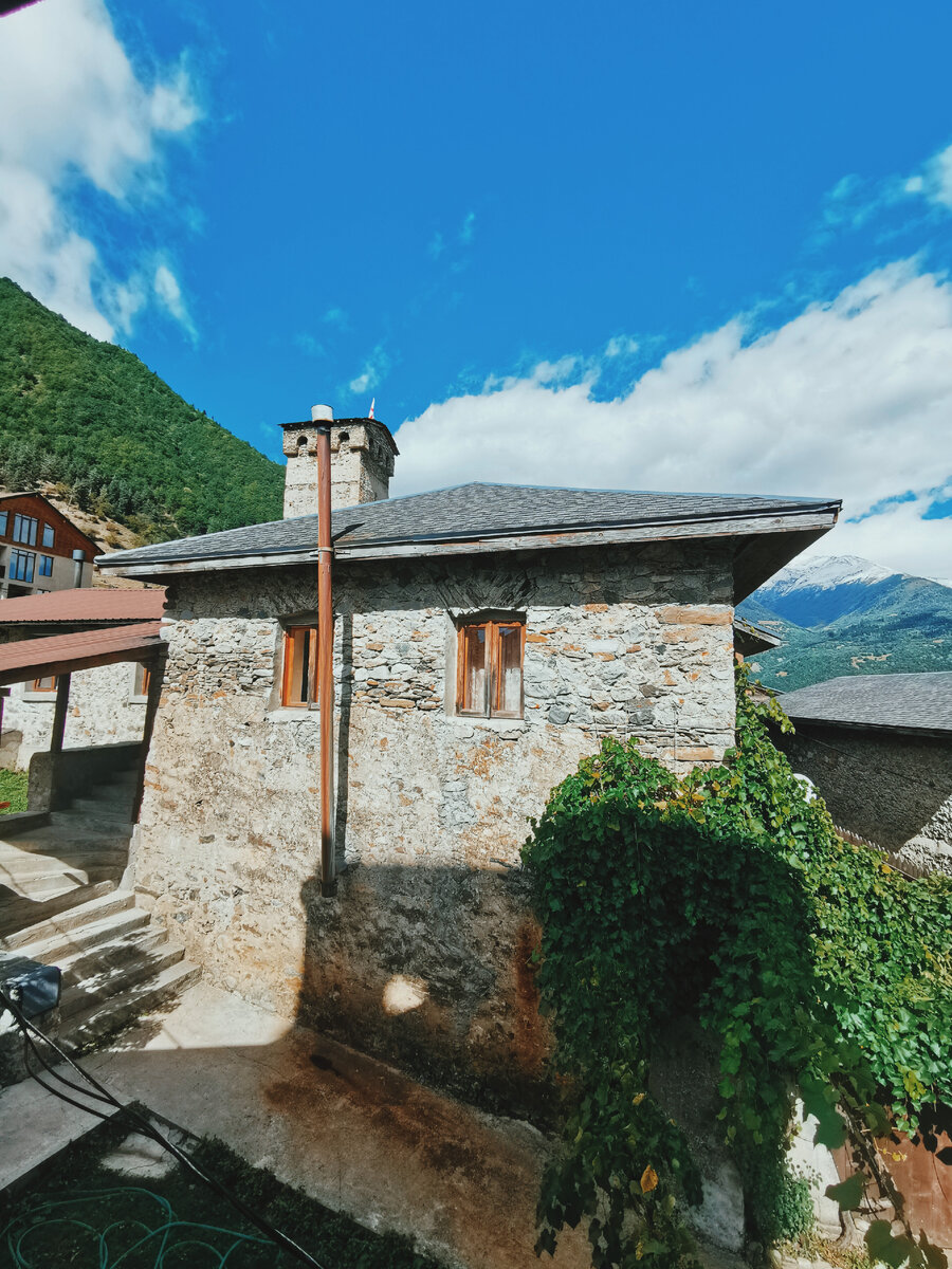 ООН внесла эту грузинскую деревню в список самых красивых. А грузины считают тамошних жителей простачками-ДУРОЧКАМИ