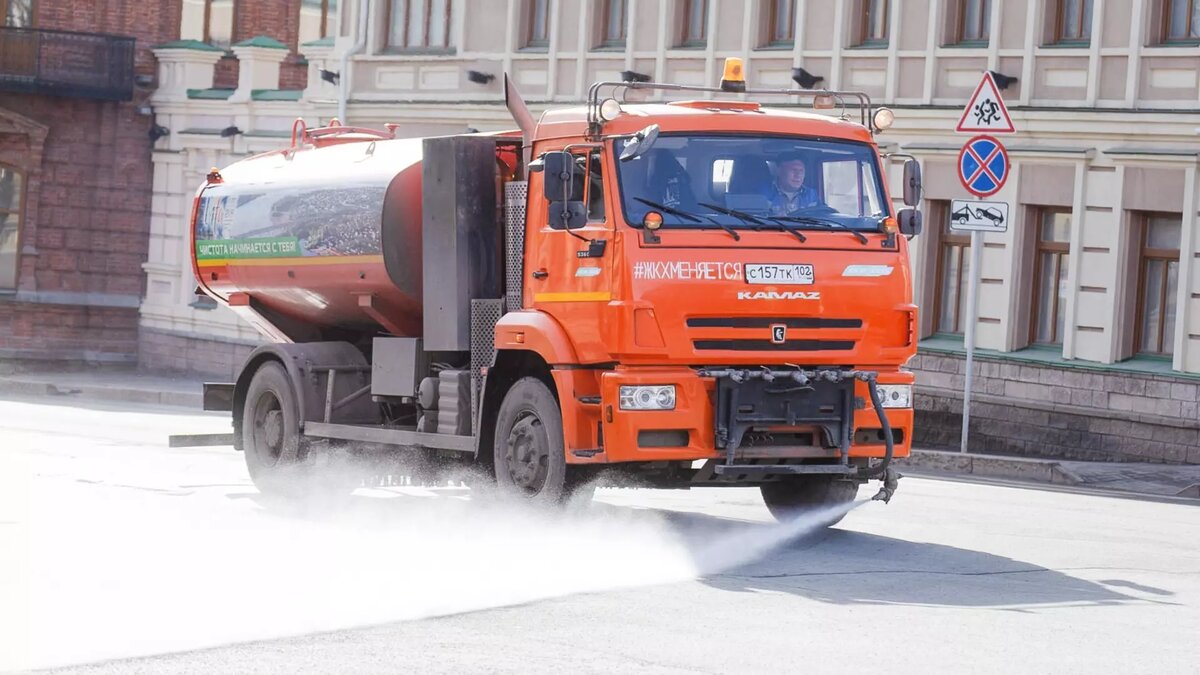     В одной из групп города в соцсетях появилась просьба проверить состав жидкости, которой подрядчик поливает дороги во время проведения работ по содержанию городской инфраструктуры.