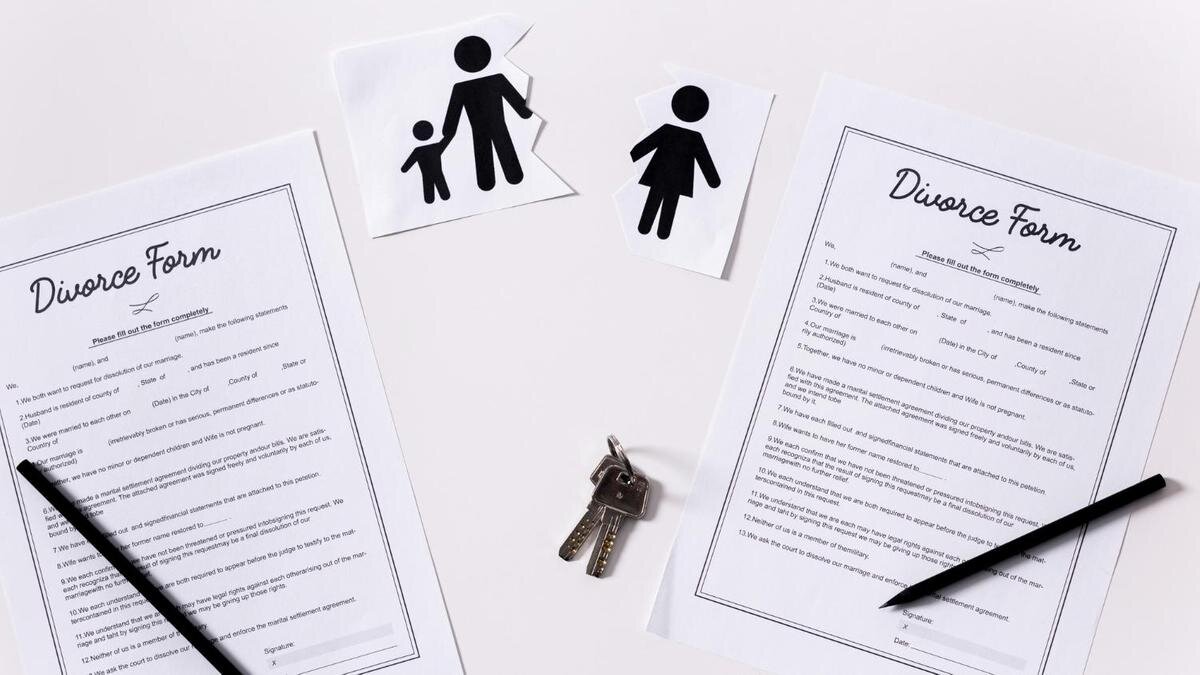    Форма раздела имущества, ключи, две фигурки:Freepik