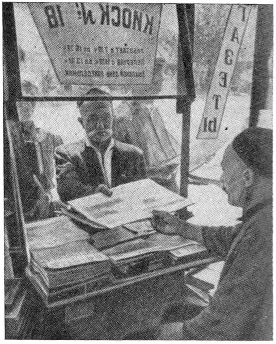 Вахаб-Ата Гиясов во время работы.  Ташкент. 1967 г.