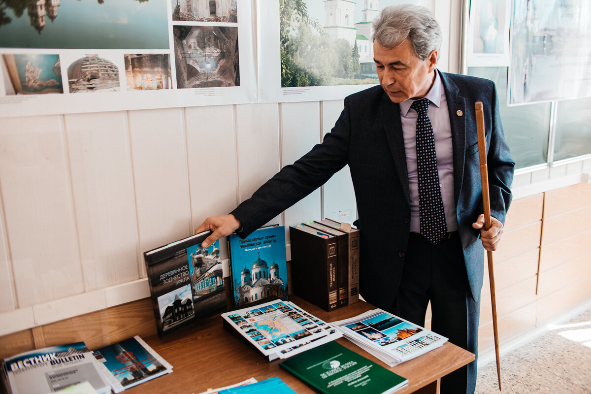 Учёные АСИ ЮУрГУ - авторы многих научных трудов. На снимке профессор В.Д. Оленьков