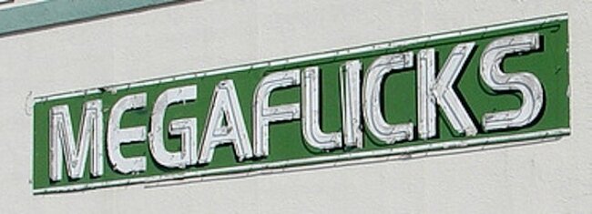 Пример того, как важно выбрать подходящий шрифт. Название на самом деле читается, как "Megaflicks", но при первом взгляде мы видим нечто иное.