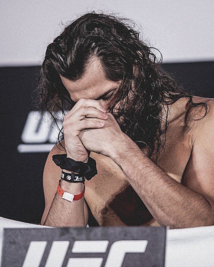 Хорхе Масвидаль о весогонке перед боем с Усманом: 
«Девять килограмм за шесть дней. Это все, что я хочу сказать. Это было тяжело, но я это сделал. Я справился с этим дерьмом»