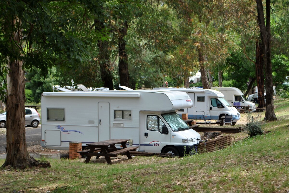 Для тех кто приехал на машине есть специальные стойки - электростанции