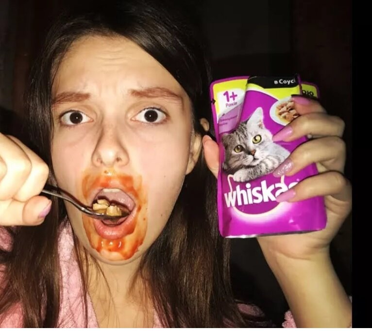 Бесстрашная девушка, пробующая корм для кошек. Фото взято с сайта youtube.com 