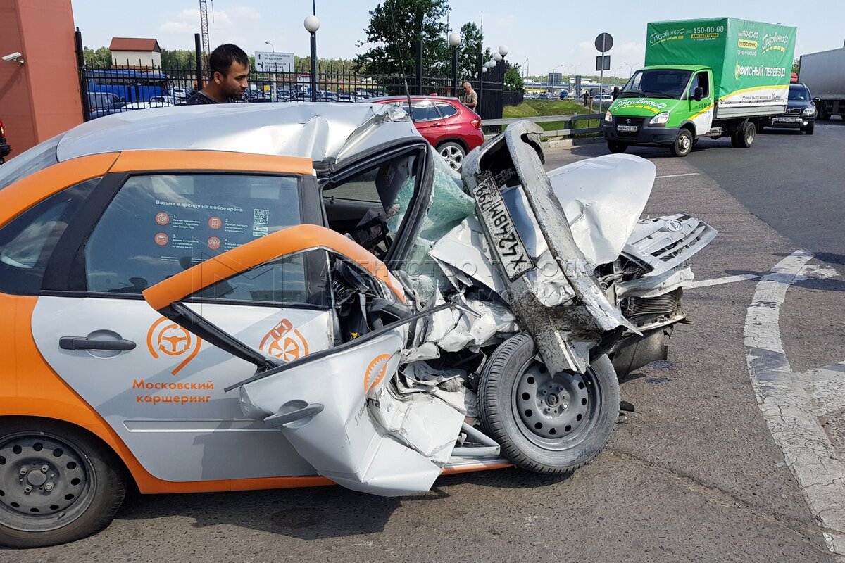 Фото из свободных источников. Как надо гонять, чтобы так разбить автомобиль не на скоростной трассе а в городе?