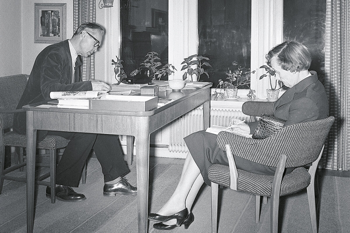 Ханс Рабен и Астрид Линдгрен в конторе, 1956 год. За спиной у Рабена картина одного из его любимых шведских художников, Йосты Адриана
Нильсона.