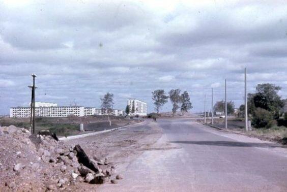 Мост через Муринский ручей. Конец 1960-х или начало 1970-х гг. Вдали (торцом) виден мой дом родной. До моего рождения остается еще какое-то время :)
Фото: архив Татьяны Чепелюк.