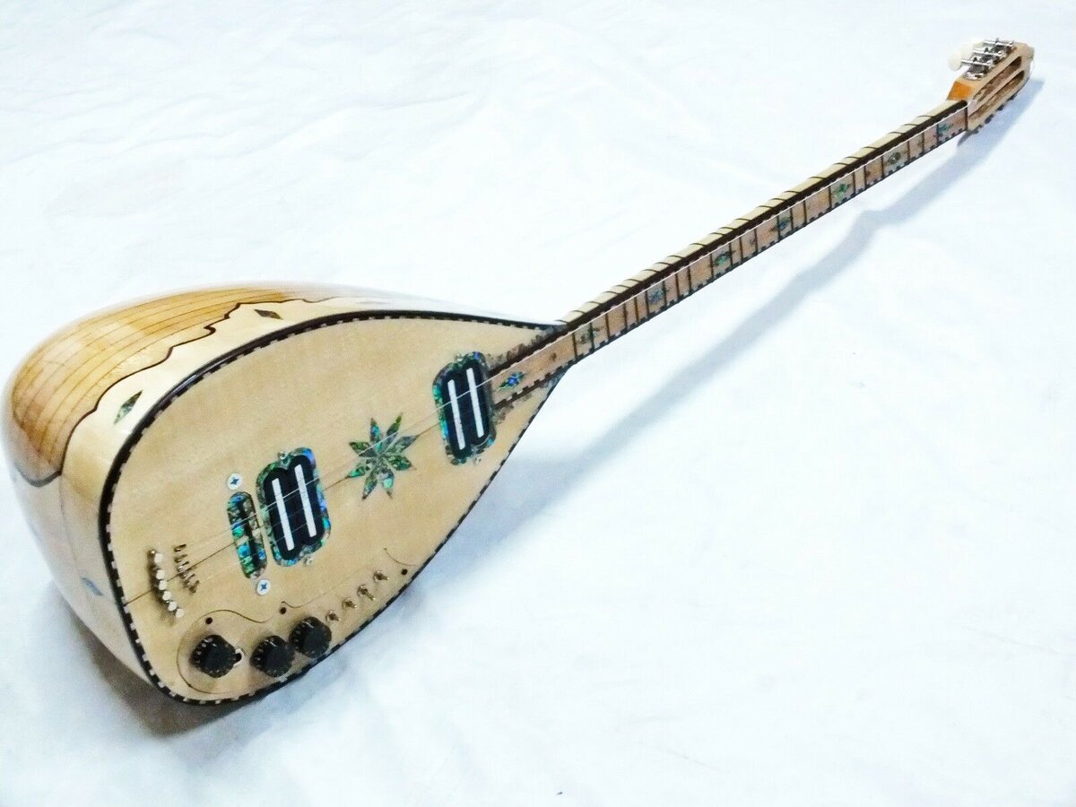 Яркий пример одной из разновидностей турецкой багламы. Заслуга Эркина Корая в данном случае – хотя и не очевидная на первый взгляд – вся электронная "начинка", которой заполнен корпус инструмента. 
Источник: Яндекс Картинки