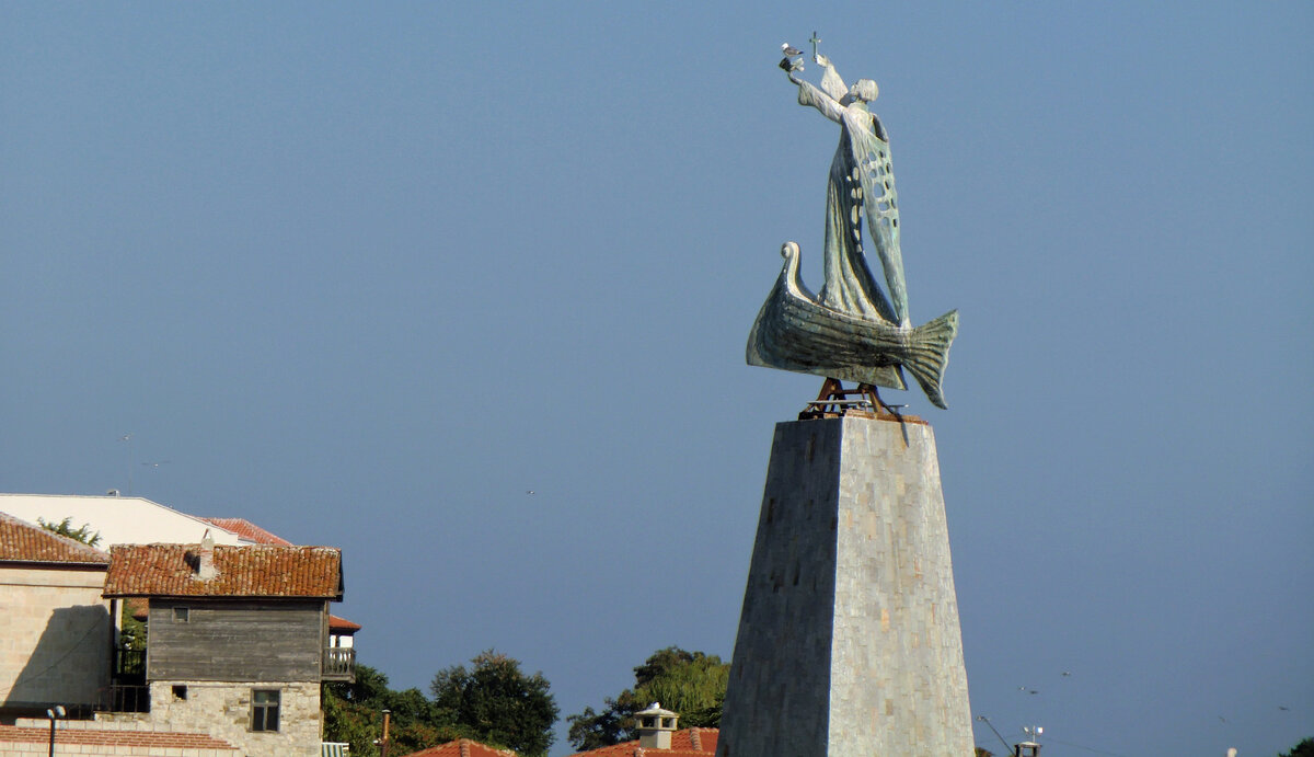 Болгария.  Несебр.  Скульптура Св. Николая Чудотворца
