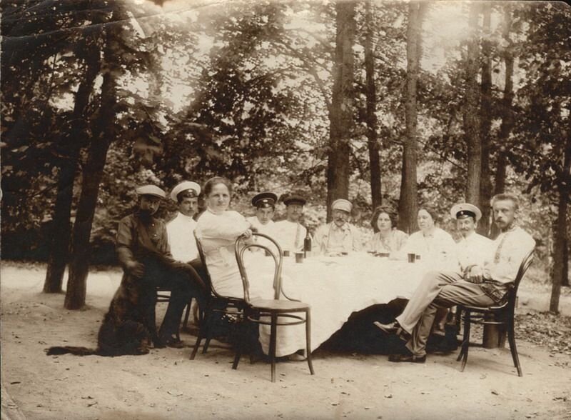   На фото: семья Осиповых в саду, 1910-е 