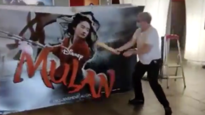 Владелец Cinepal берет биту в свои руки и уничтожает плакат "Мулан".