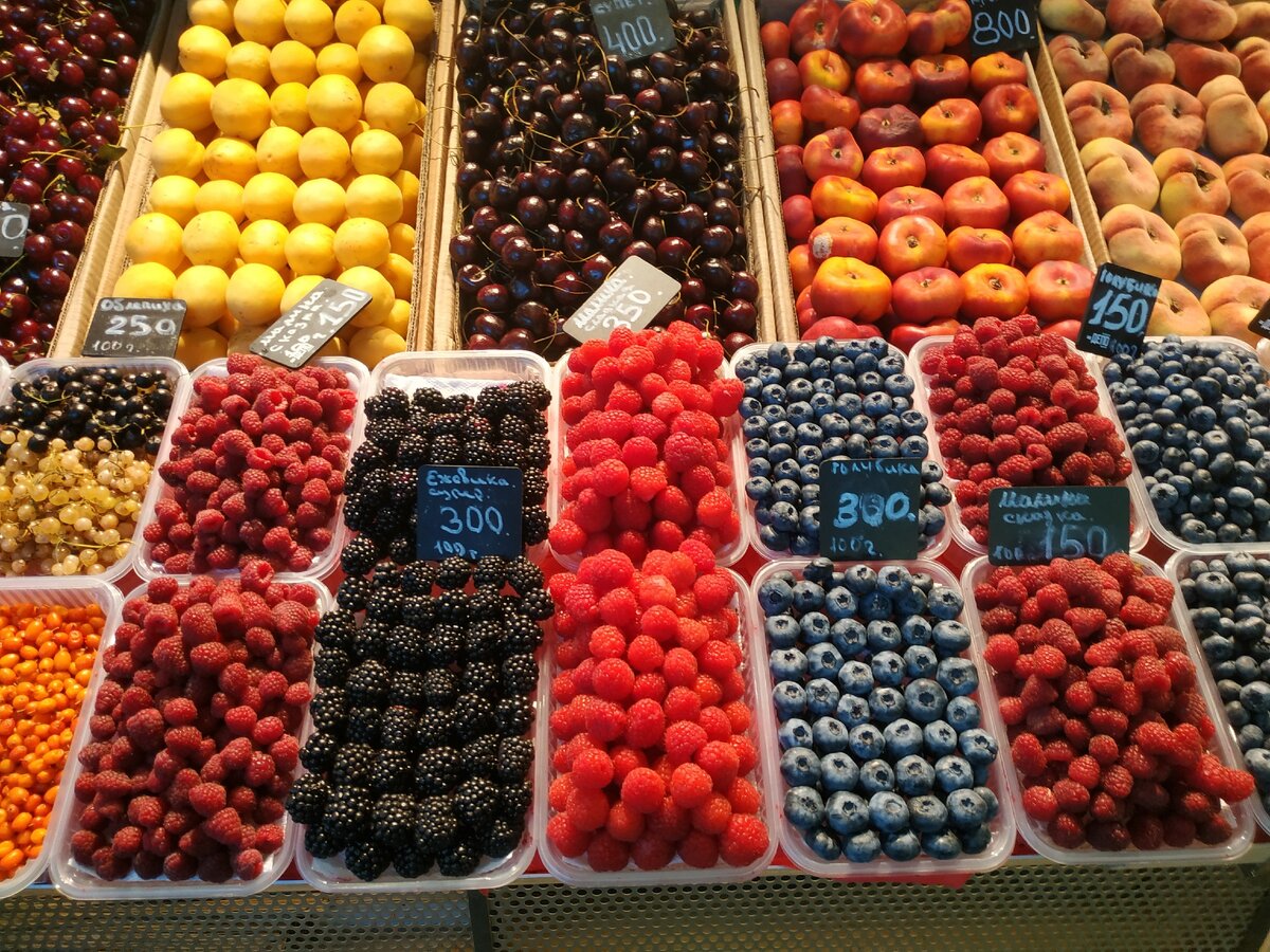 Прекрасные,отборные ягоды и фрукты по соответствующей цене.