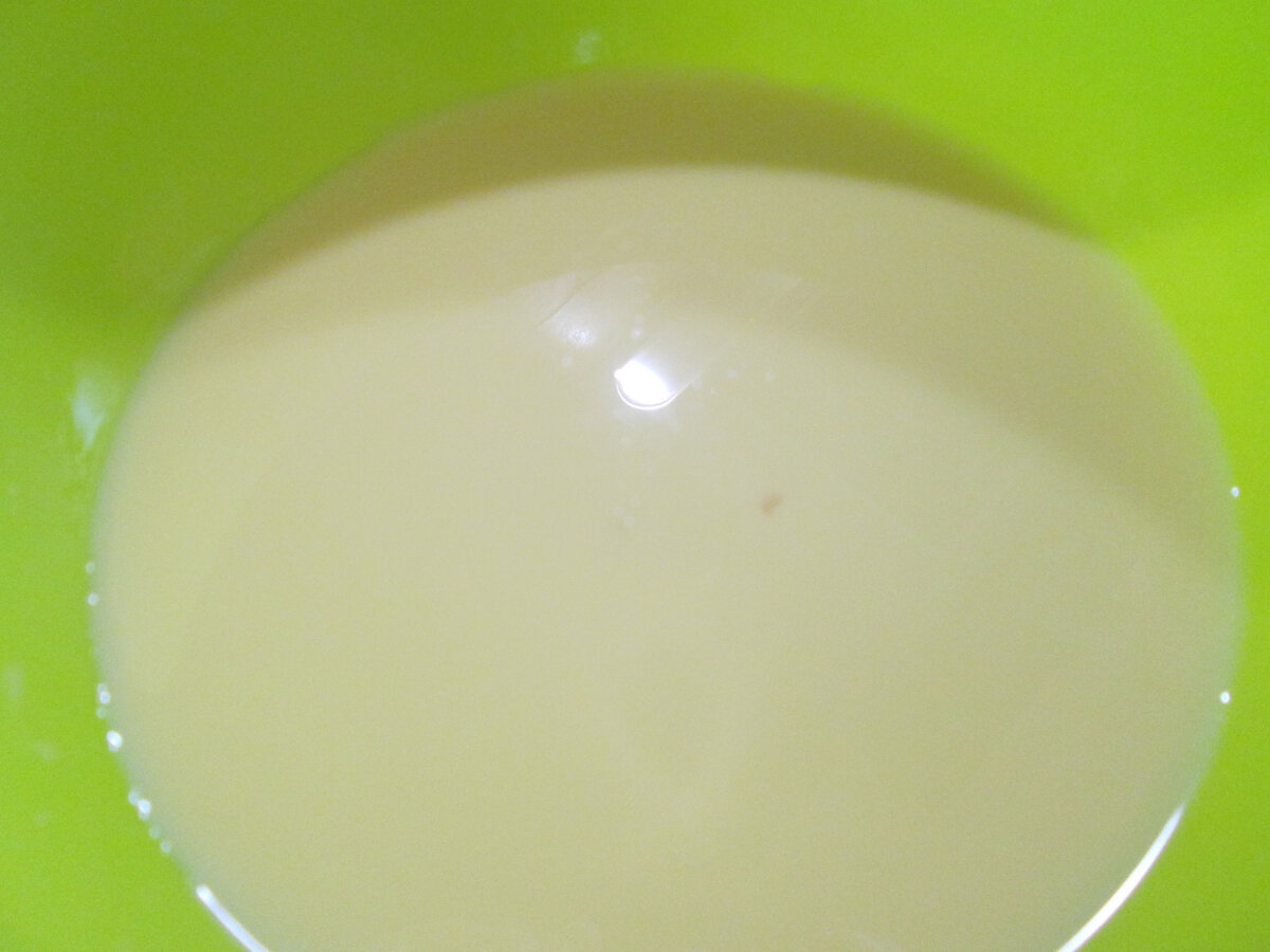 Получим вот такую яично-молочную смесь...