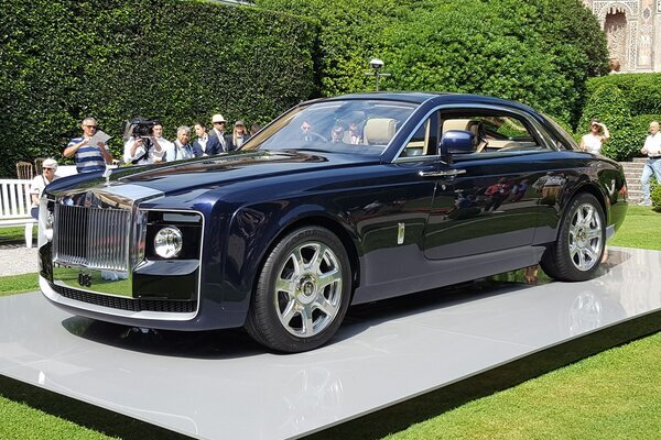 Rolls-Royce Sweptail — $ 12 800 000
Данная британская модель была создана в одном экземпляре для лица, который пожелал остаться неизвестным. Главным пожеланием был дизайн автомобиля, напоминающий стиль данной марки 30-х годов.

Машина создавалась три года. Основой создания являлись такие автомобили как: Phantom II Streamline Saloon (1934 год) и Park Ward 20/25 Limousine Coupe (1934 год).