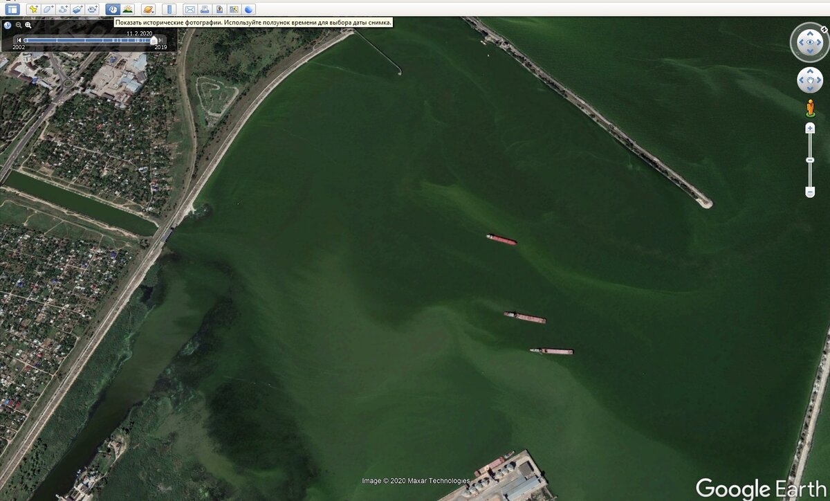 Кнопка находится сверху!