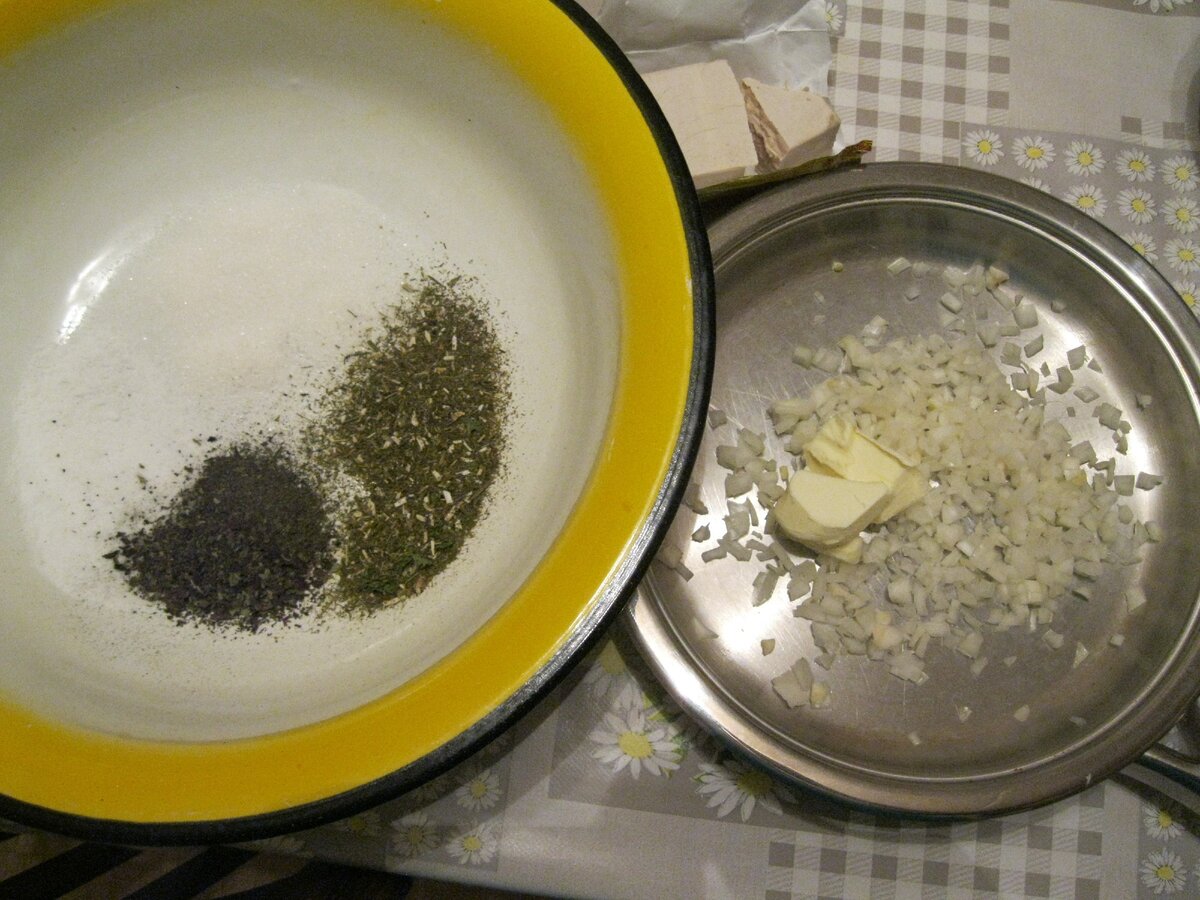 В миске 1.5 ч.л. соли, 2 ложки сахара (можно заменить ложкой меда), базилик, укроп. На сковороде лук на сливочном масле обжарим слегка и тоже в тесто.