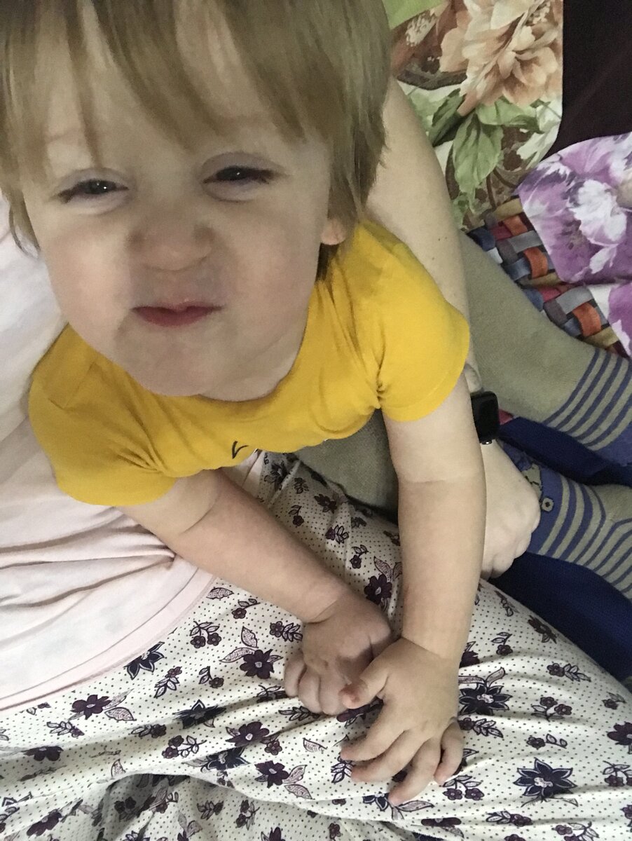 Подстричь Ивана мы мечтаем уже несколько месяцев. Мастера смотрят на нашего егозу и мягко отказывают. "Под машинку" - не вариант - это покажет всем его шрамы от операции на лбу, а косых взглядов не хочется, тем более Иван к ним очень чувствителен