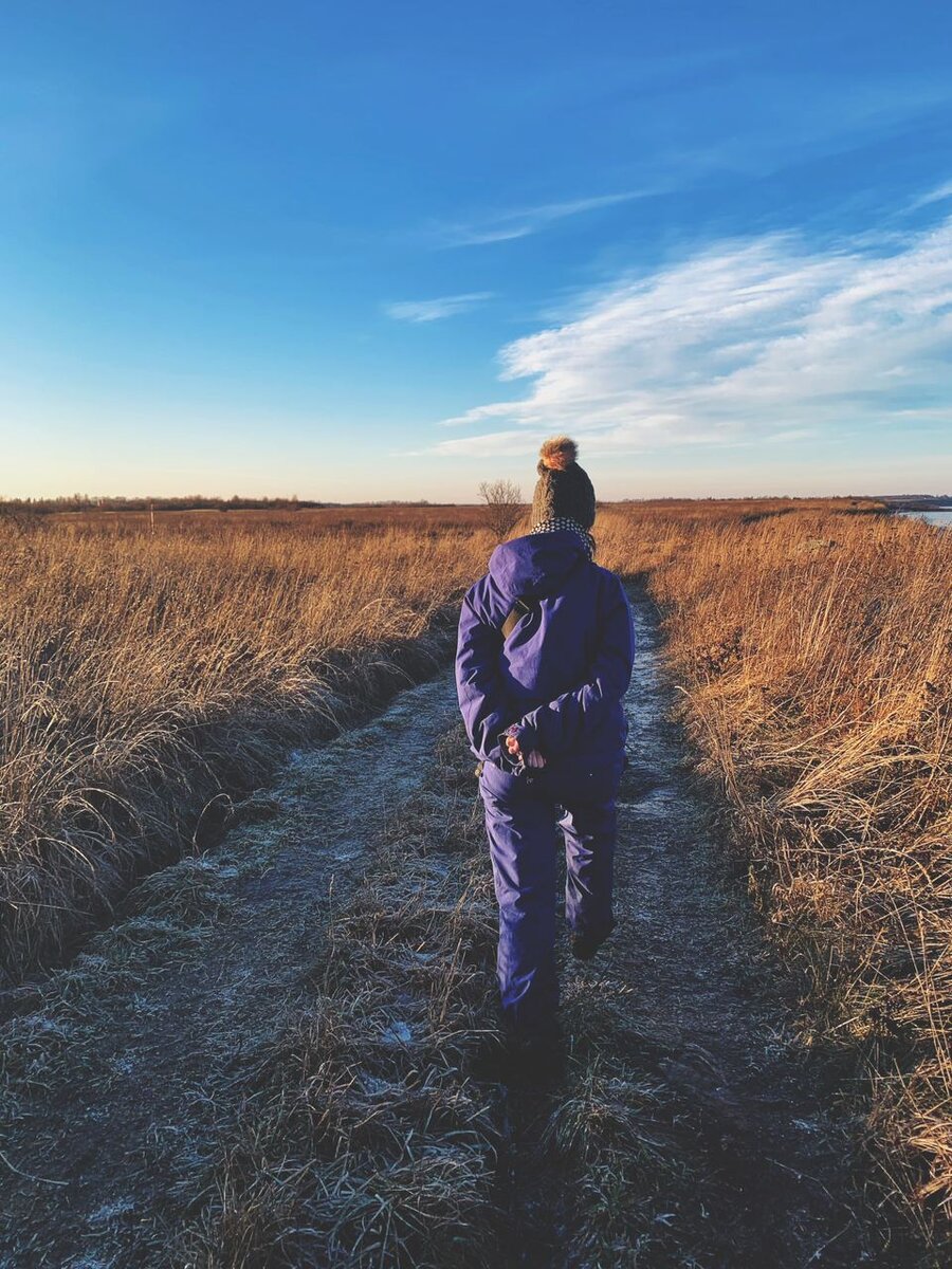 Иду, пою под нос, пока демон бегает