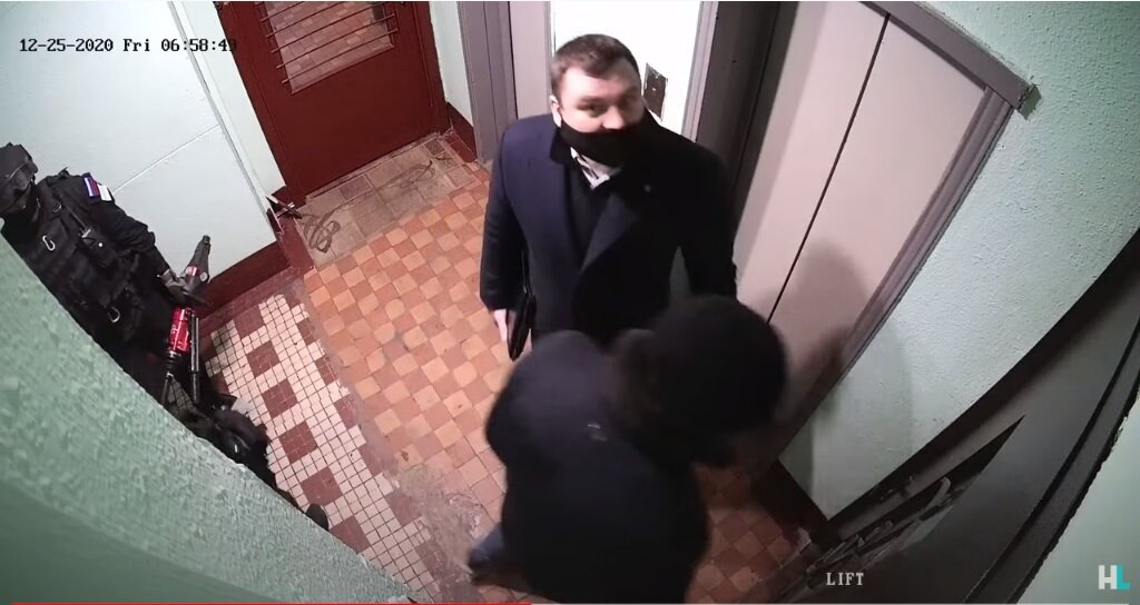 Посмотрите какой выразительный взгляд у следователя!