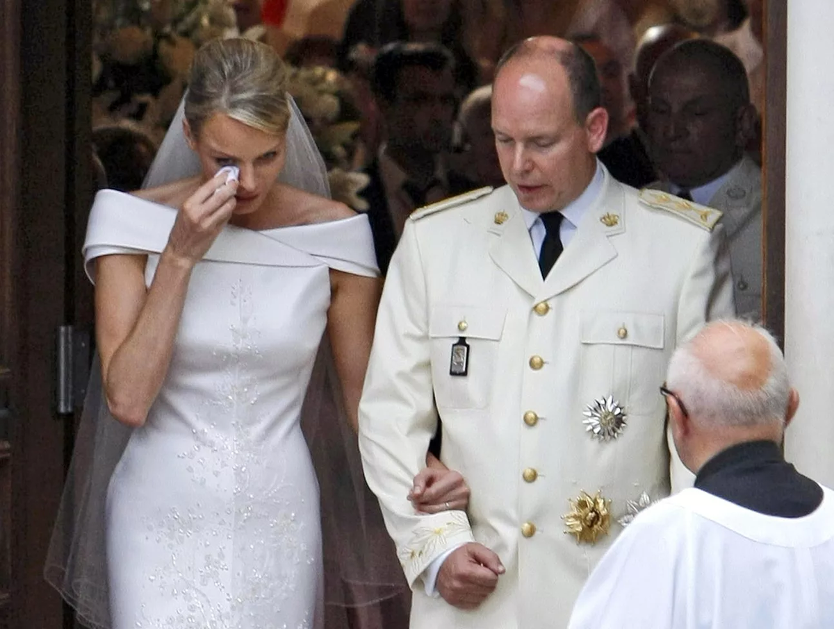 Девушка вышла замуж за принца. Принцесса Монако Шарлин свадьба. Шарлин Уиттсток княгиня Монако. Княгиня Монако Шарлен свадьба.