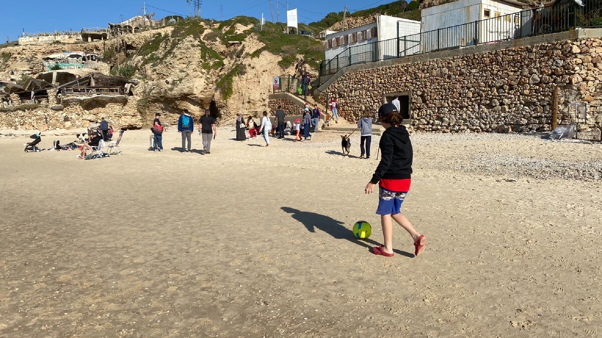 Пляж в Герцлии, возле парка Аполлония 