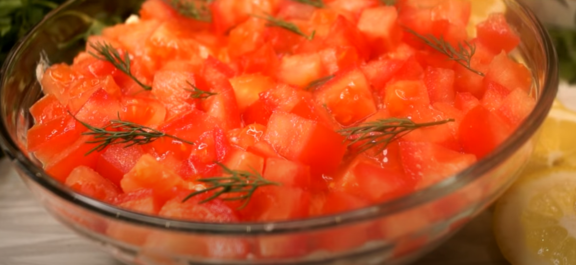  У нас в семье ни один праздник не обходится без этого вкусного салатика. Без преувеличения говорю, он настолько вкусный, что со стола улетает самым первым.