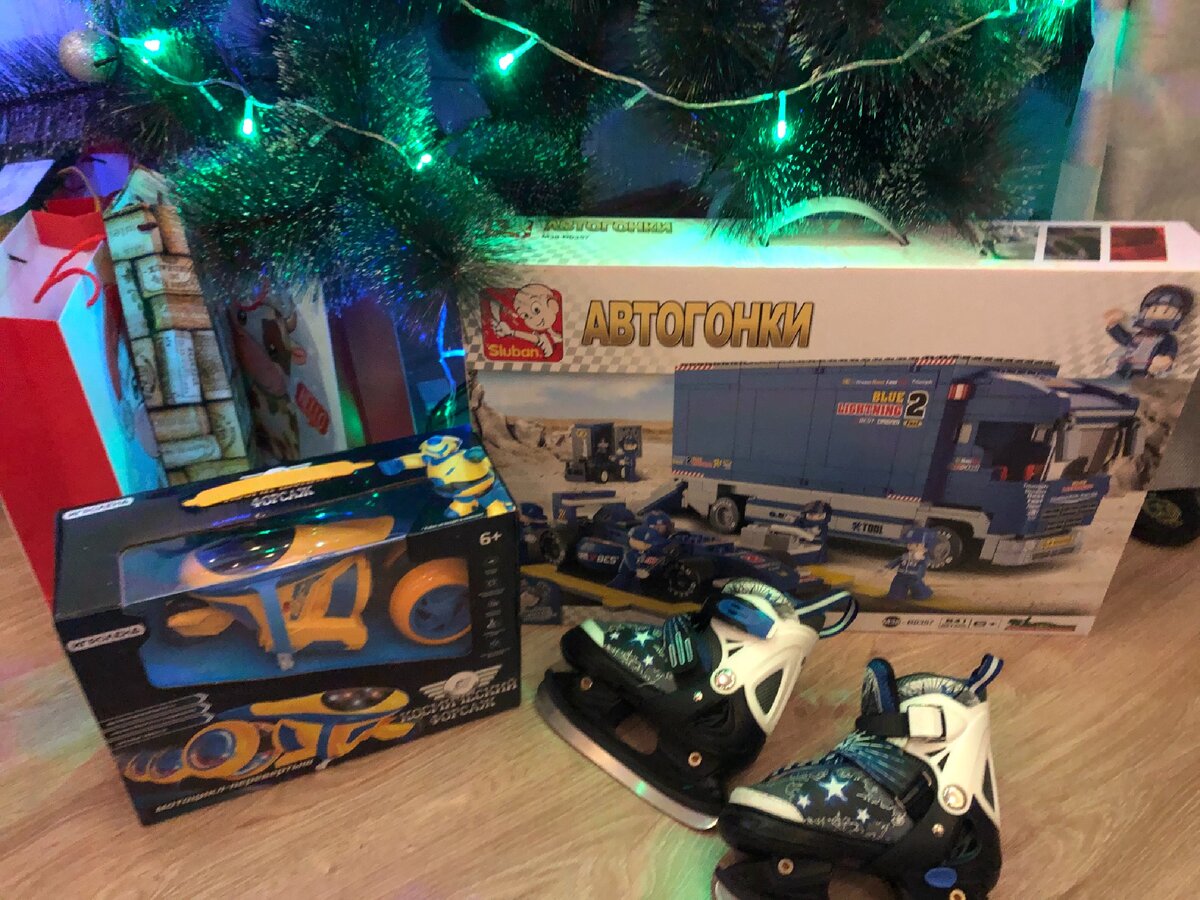 Коньки, ещё одно лего и мотоцикл