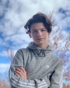 Пейтон – 16-летний парень, родившийся в Калифорнии 28 июля 2003 года. Его рост 173 см, вес 60 кг. Имеет старшую сестру Фейт, с которой у него дружеские отношения. У известного тиктокера есть верный пес, который нередко мелькает в роликах.