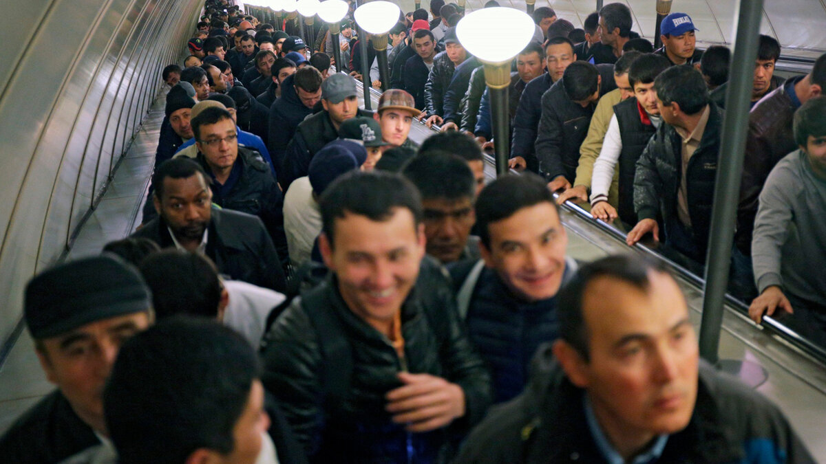 россия против мигрантов. толпа таджиков в москве. мигранты в россии. мигрантов замещения. мусульмане в москве.