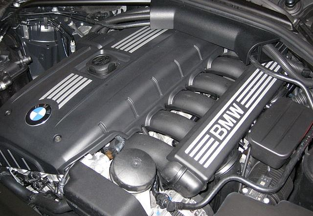 Мотор N52B30, чист и почти никогда не течет из-под прокладок клапанных крышек. 