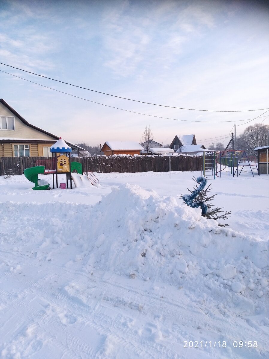 Трактор сваливал снег на заброшенный участок.Никому не мешает.