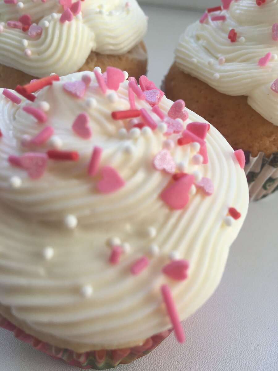 Ванильные капкейки с клубничной начинкой и кремом-чиз