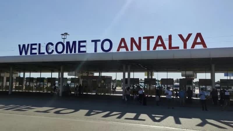 Аэропорт анталья прилет сегодня. Аэропорт Анталии терминал 1. Аэропорт Анталья терминал 2. Аэропорт Анталья стойки туроператоров. Турция аэропорт Анталия терминал 1.