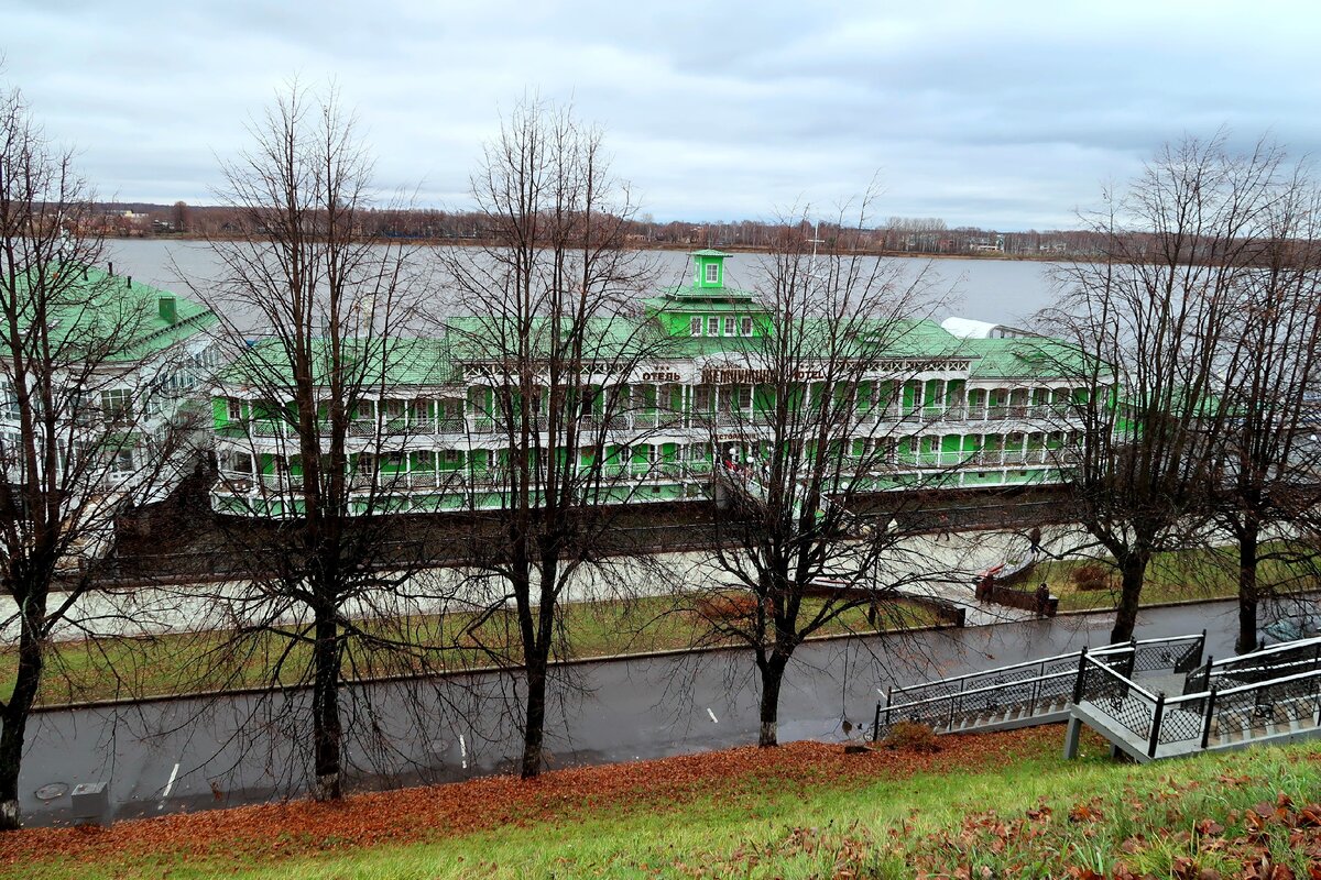 Волжская набережная Ярославля - три километра сплошных  достопримечательностей и красивых видов. | С пенсией по жизни | Дзен