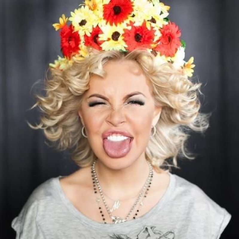  Стоишь ты такая с мужем или дипломом и думаешь «А на кой ляд мне это надо?»