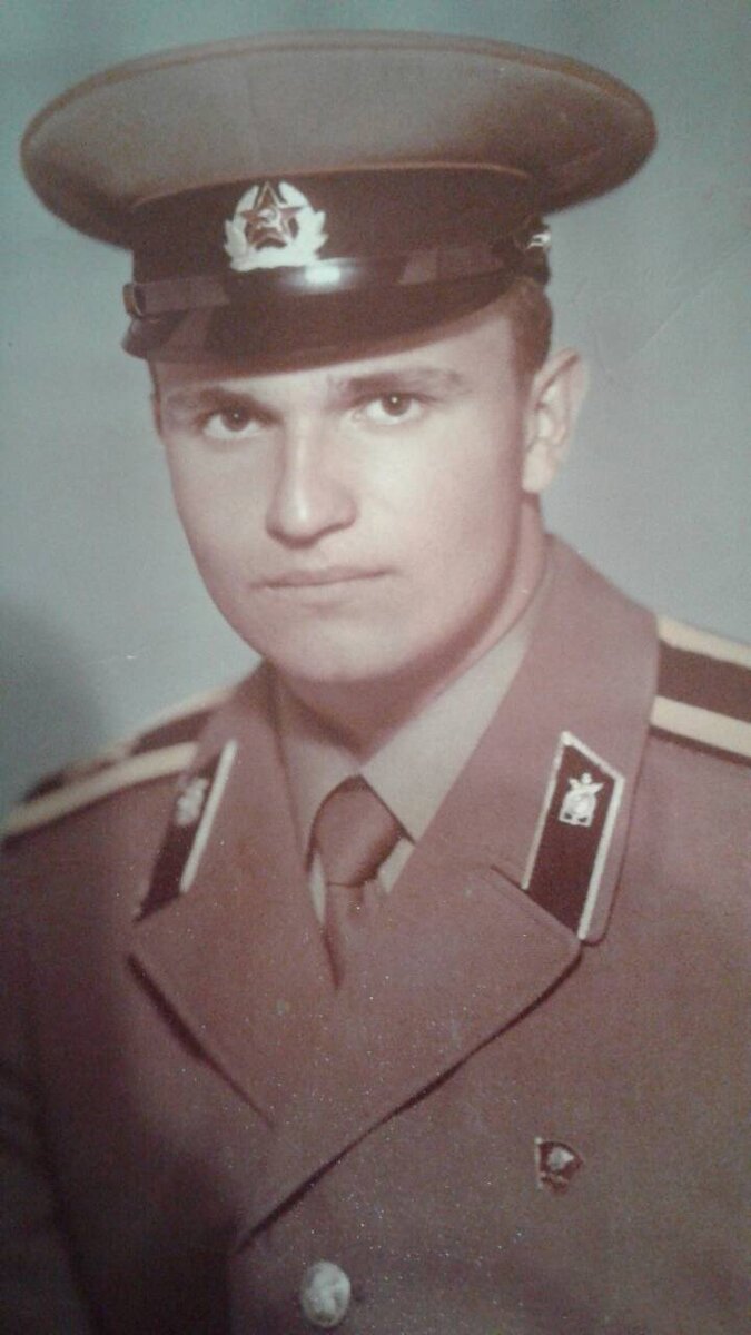 Отправил я подруге фотографию свою армейскую на память.