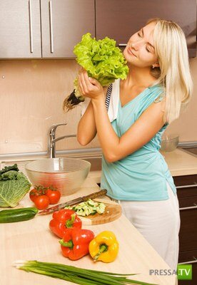 Миф 1. Раздельное питание полезно и способствует похудению 

На самом деле. Природа изначально запрограммировала пищеварительную систему человека на смешанное питание. Набор ферментов, которые вырабатывают желудок и поджелудочная железа, позволяет одновременно переваривать белки, жиры и углеводы. 

Что касается похудения при раздельном питании, то это неверно. Двум группам испытуемых был предложен рацион со сниженной калорийностью. Одних кормили по принципу раздельного питания, других – смешанной пищей. Изменения веса в обеих группах были одинаковы. 

Феномен похудения при соблюдении принципа раздельного питания объясняется строгим подбором продуктов: люди невольно сокращают общую калорийность рациона и худеют. 

Миф 2. Нельзя читать и смотреть телевизор, когда ешь. Иначе пища не усвоится и появится гастрит 

На самом деле. Врачи-диетологи утверждают, что пища у тех, кто во время еды смотрит телевизор, усваивается отлично. Люди, жующие перед голубым экраном, как правило, никуда не торопятся. Они пережевывают пищу медленнее и, соответственно, тщательнее. В результате еда поступает в желудок в измельченном виде и хорошо пропитывается пищеварительными соками. А вот у тех, кто перекусывает на бегу, шансы заполучить гастрит намного выше. 

Миф 3. Чем меньше ешь жирного, тем лучше фигура. Поэтому от жиров нужно отказаться совсем 

На самом деле. Действительно, ограничивая жирные продукты, мы быстрее всего худеем. Однако жиры нужны и полезны. Без них невозможен правильный обмен веществ. Без жиров в организме не усваиваются витамины А и Е, практически перестают вырабатываться половые гормоны. При недостатке жиров быстро стареет кожа и страдает печень. Поэтому масло, особенно растительное, нужно ограничивать, но не отказываться от него вовсе. Лучше всего есть поменьше продуктов, содержащих скрытые и не всегда полезные жиры: колбасы, майонеза, печенья, тортов. 

Миф 4. От сливочного масла толстеют, а от растительного – нет 

На самом деле. Растительное масло не содержит холестерина, поэтому полезно для сердца и сосудов. Однако его калорийность превышает калорийность сливочного масла. Если в сливочном масле есть немного воды и белков, то растительное представляет собой «чистый» жир. Поэтому поправиться можно от любой разновидности масла. 

Миф 5. Черный хлеб намного полезнее белого, потому что в нем больше витаминов и клетчатки, и от него не поправишься 

На самом деле. Темный цвет хлеба совсем не означает, что в нем много клетчатки. Коричневый оттенок могут придать тесту и карамельные красители. Калорийность черного и белого хлеба практически идентична, поэтому прибавку в весе можно получить в любом случае. Наиболее полезны и богаты витаминами хлеб с отрубями и бездрожжевые хлебцы из цельного зерна, а также мюсли со злаками. 

Миф 6. Необходимо пить как минимум 2 л воды в день: чем больше вы пьете, тем больше шлаков выводится из организма 

На самом деле. Слово «шлаки» у врачей вызывает недоумение. До сих пор так и не удалось идентифицировать «шлаки» с какими-то конкретными веществами. Иногда под «шлаками» подразумевают все токсические вещества, выводящиеся из организма. Можно с уверенностью сказать, что скорость их выведения совсем не зависит от количества выпитой жидкости. Она остается постоянной, меняется лишь плотность мочи. Поэтому «очиститься», нагружая организм водой, невозможно. 

Однако пить много резон есть. Замечено, что у тех, кто выпивает за день около 1,5-2 л жидкости, реже появляются камни в почках. Обильное питье уменьшает также вероятность запоров. 
 

Миф 7. Накопив за лето витамины, мы полностью готовы к встрече с холодами 

На самом деле. Наш организм накапливает только жирорастворимые витамины: А, Е, D и К. В съеденных нами летом овощах и фруктах содержатся преимущественно водорастворимые витамины: С, фолиевая кислота. Они в организме долго не задерживаются и быстро выводятся. Так что овощи и фрукты нужно включать в свой рацион круглый год. Зимой и весной необходимы и аптечные поливитамины. 

Миф 8. Чтобы перебить аппетит, можно съесть яблоко или апельсин 

На самом деле. Яблоки и другие фрукты аппетит не подавляют, а наоборот, разжигают. Сладкие, но малокалорийные фрукты, повышают уровень сахара в крови. Соответственно, организм выделяет инсулин, который быстро утилизирует сахар из фруктов. Однако еще какое-то время уровень инсулина остается повышенным и вызывает «волчий» аппетит. 

Чувство голода можно уменьшить, выпив чашку горячего несладкого зеленого чая. А в качестве перекуса лучше использовать кукурузные хлопья или несладкий хлебец. Эти продукты содержат, так называемые, сложные углеводы, над которыми организму нужно потрудиться. Уровень сахара и инсулина после них «скачет» намного меньше. 

Миф 9. Нужно есть больше сырых фруктов и овощей, только так можно обеспечить организм витаминами 

На самом деле. Некоторые «целители» рекомендуют съедать до трех килограммов сырых фруктов ежедневно. Но сырая клетчатка многими людьми усваивается плохо. Появляются вздутие живота, изжога, жидкий стул. Из-за большого объема пища довольно быстро минует верхние отделы кишечника и не проходит должную обработку. Соответственно, не усваиваются и витамины. Во всем нужно соблюдать меру. Оптимальное соотношение сырых и вареных овощей и фруктов для здоровых людей должно составлять 2:3. Людям с заболеваниями желудка и кишечника долю сырых фруктов и овощей нужно уменьшать. А для того, чтобы получить необходимые витамины, нужно периодически принимать поливитаминные комплексы. 

Кроме того, нужно учитывать, что пищеварительные ферменты человека направлены преимущественно на переваривание фруктов и овощей своей местности. Поэтому организму иногда сложно справиться с большим количеством экзотических фруктов, что приводит к расстройству кишечника и аллергии. 

Миф 10. Фрукты и сладкое едят только на десерт 

На самом деле. Фруктовый десерт может надолго застрять в полном желудке. При этом он теряет многие полезные свойства и затрудняет процесс пищеварения. Фрукты, съеденные на полный желудок, чаще провоцируют боли в животе и избыточное образование газов. Поэтому фруктовое лакомство принесет организму больше пользы, если съесть его между приемами пищи. 

Сладкое тоже совершенно не обязательно есть в конце трапезы. Съеденная до обеда долька шоколада может сыграть роль своеобразного антиаперитива, успокаивающего «волчий» аппетит. 

Все зависит от того, насколько вы голодны и как давно ели. Если пропустили очередной прием пищи, начните еду с пары конфет, нескольких ложек варенья или мороженого. Это ускорит насыщение крови глюкозой, уменьшит чувство голода и убережет от переедания.