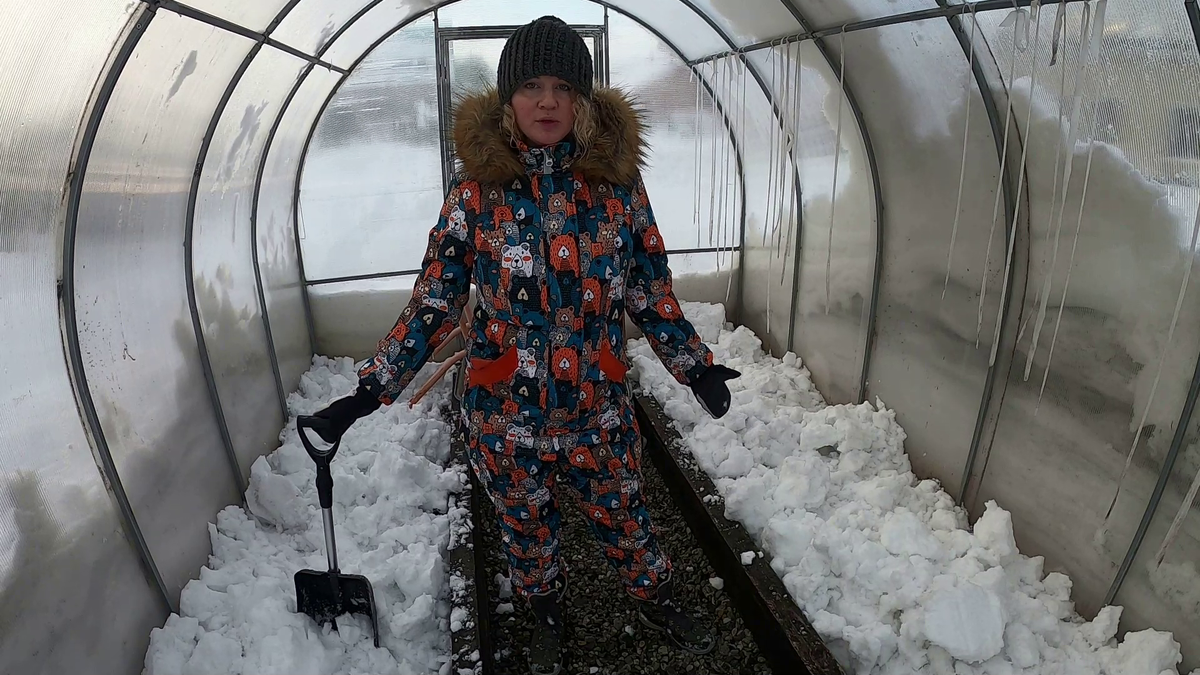 Снега накидала достаточно. Дальше по мере подтаивания буду добавлять.