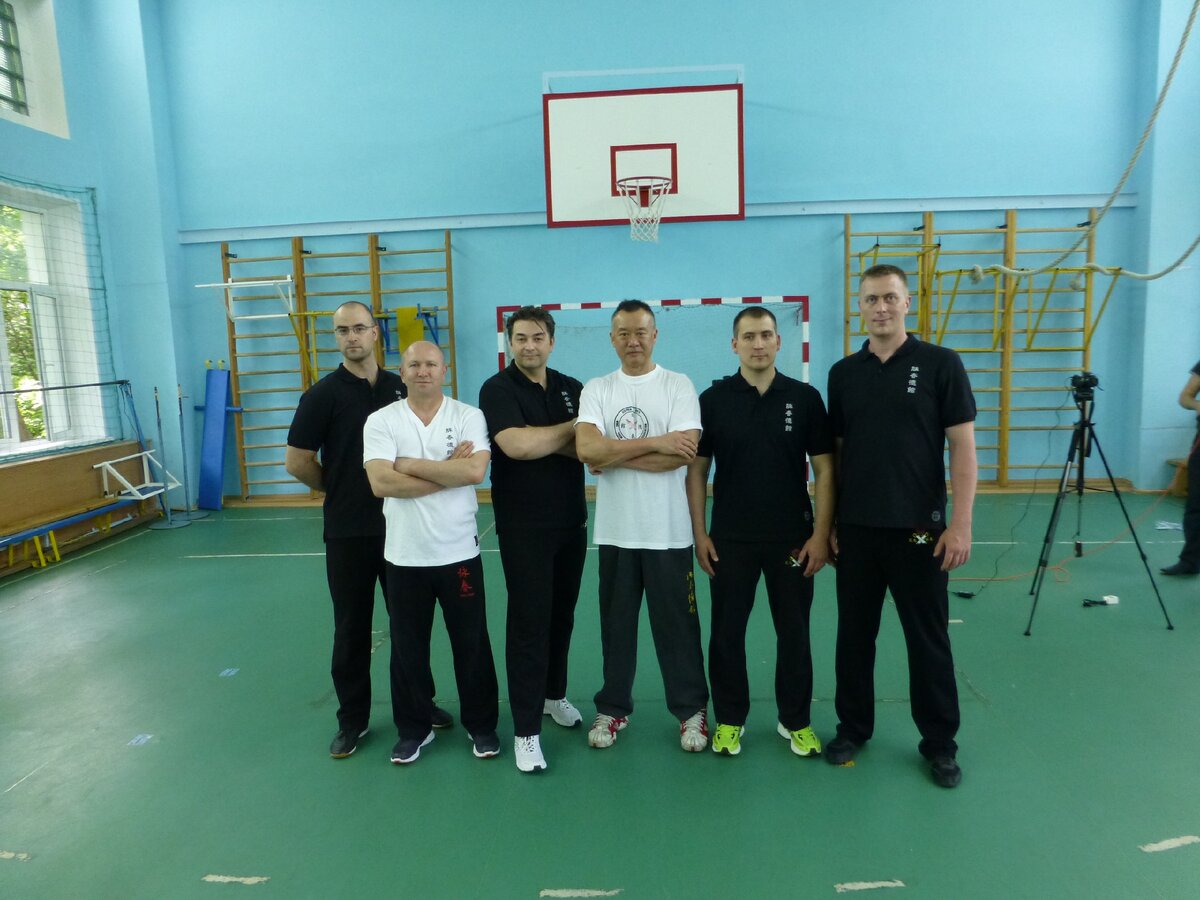 На фото слева направо: Александр Коняев, мастер Михаил Швецов, Сергей Семёнов, сифу Стивен Чан, Денис Чичелов, Алексей Дудин.