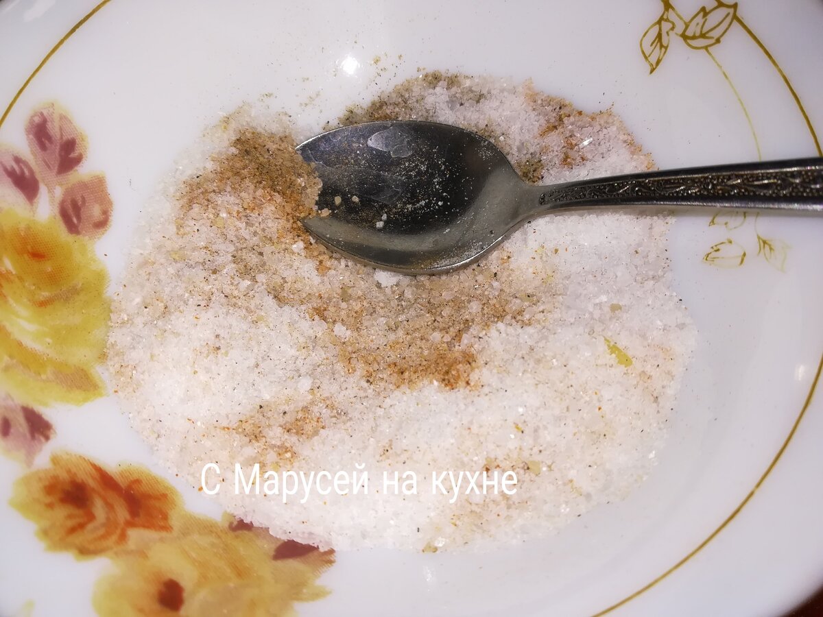 Смешиваем чёрный и красный перец, и добавляем соль. 