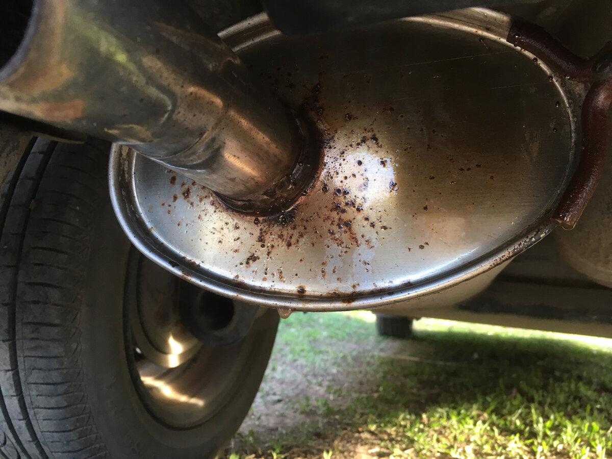 Машине 16 лет и пробег 320 тыс.км, а вся трасса глушителя еще заводская и без ржавчины, показываю как добиться такого результата