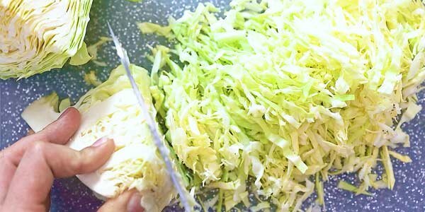 Фото:  cooktoria.com   Тщательно измельчаем все капустку