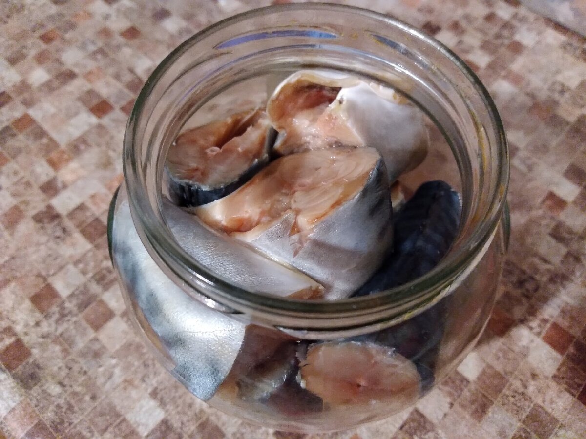 Скумбрия поместилась в небольшую баночку