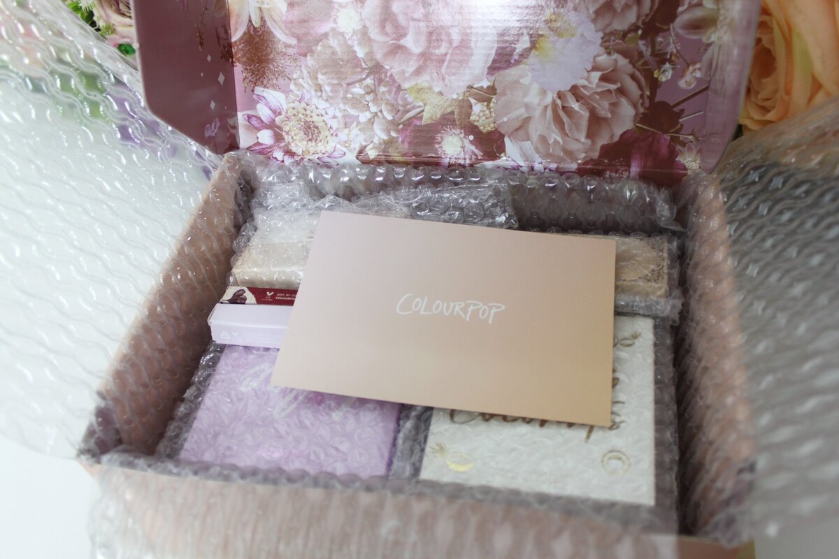 Сверху открытка - компания благодарит за покупку