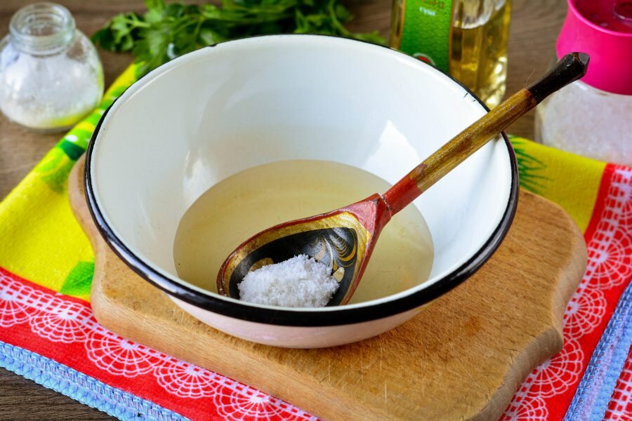 Готовим микс для риса. Смешиваем рисовый уксус - 50мл., соль - 5-6гр. и сахар - 45гр. перемешиваем, пока не растворится соль и сахар в уксусе.